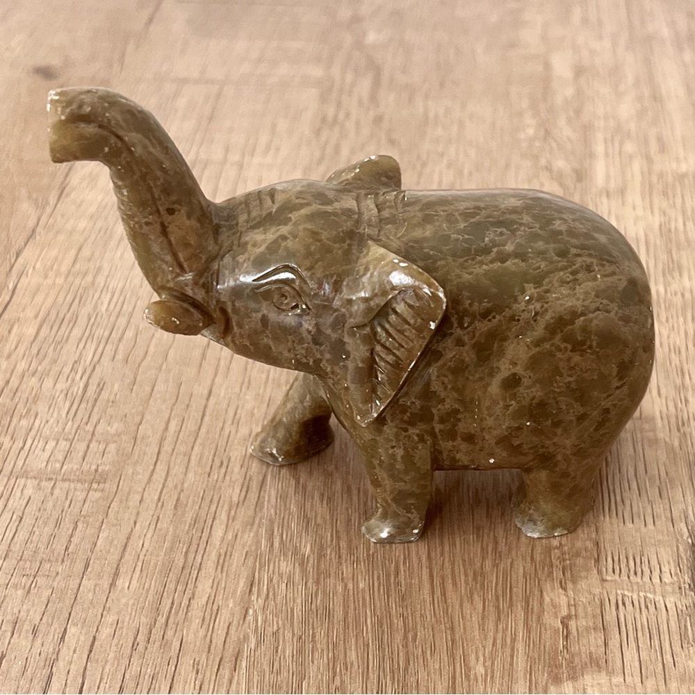 ELEPHANT FIGURINE Handcrafted CARVED STONE 4” X‎ 3.5”